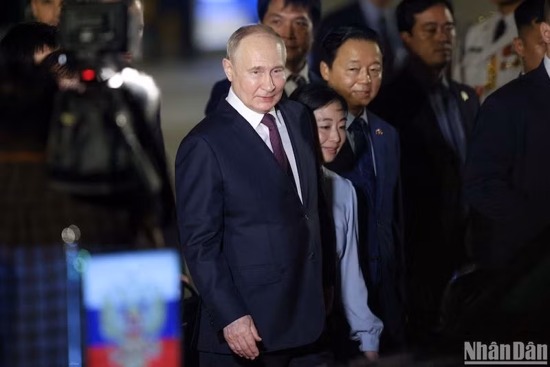 Президент Владимир Путин в международном аэропорту Нойбай.