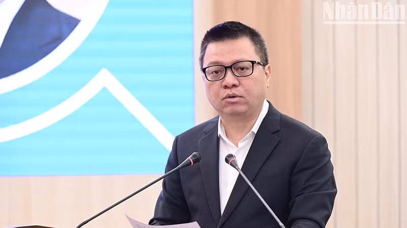 Главный редактор газеты «Нянзан» Ле Куок Минь выступает на семинаре.