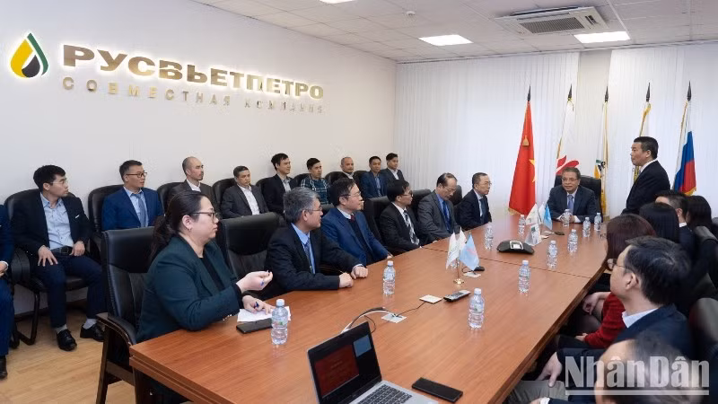 Посол Данг Минь Кхой и работники Русвьетпетро. Фото: Тхань Тхэ