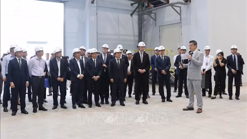 Председатель Парламента Финляндии и делегация посещают электростанцию Тханглонг-Бакнинь. Фото: ВИА