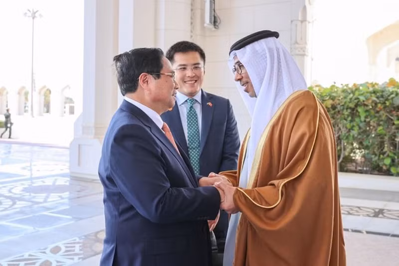 Вице-президент ОАЭ шейх Мансур бен Заид Аль Нахайян лично приветствует Премьер-министра Фам Минь Тьиня на стоянке. Фото: VGP