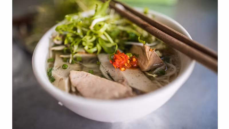 Рисовая лапша с рыбными котлетами. Фото: VietnamTravel