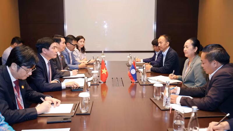 Общий вид встречи вьетнамской делегации и лаосской делегации. Фото: quochoi.vn Общий вид встречи вьетнамской делегации и лаосской делегации. Фото: quochoi.vn