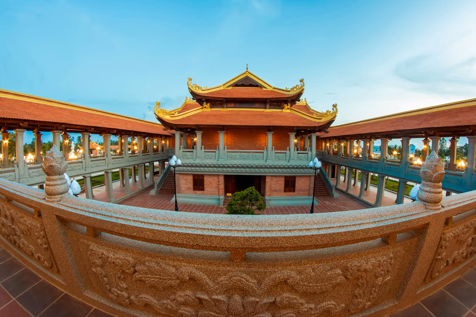 Территория будийского монастыря устроена в равновесии и гармонии. Фото: haugiangtourism.vn Территория будийского монастыря устроена в равновесии и гармонии. Фото: haugiangtourism.vn