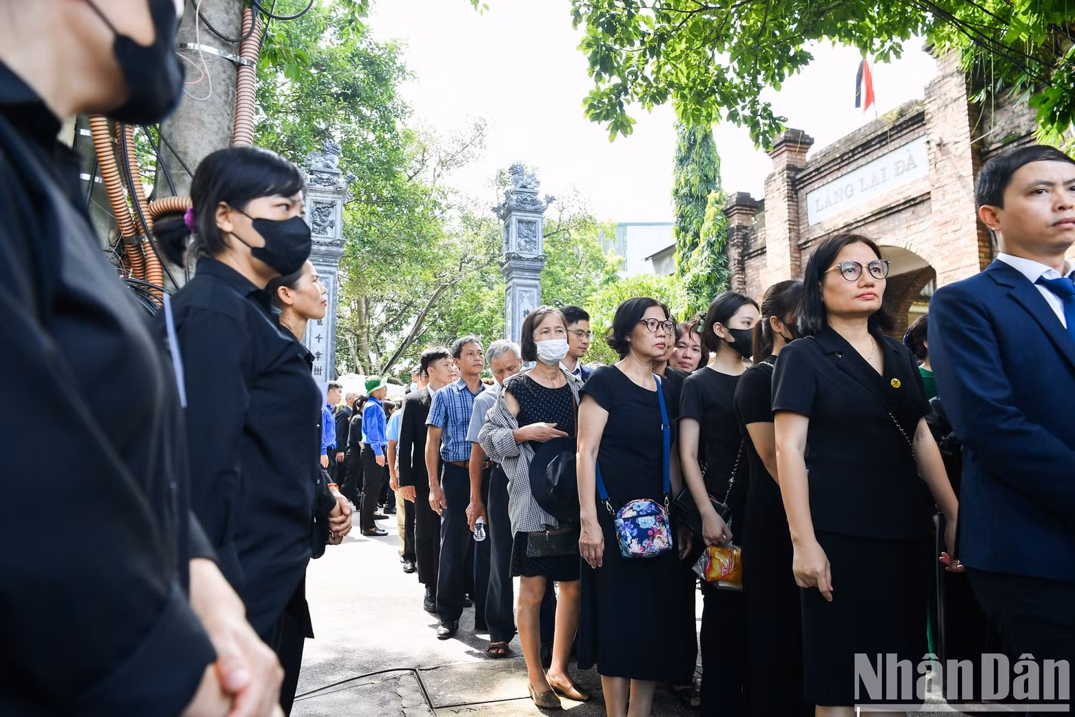 Чем ближе к полудню, тем больше людей приходит почтить память Генерального секретаря ЦК КПВ Нгуен Фу Чонга. Чем ближе к полудню, тем больше людей приходит почтить память Генерального секретаря ЦК КПВ Нгуен Фу Чонга.