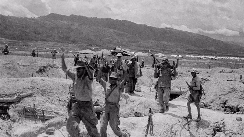22 апреля 1954 года опорный пункт 206 был уничтожен нашими солдатами, выжившие солдаты противника поднимают руки, чтобы сдаться. Фото: ВИА 22 апреля 1954 года опорный пункт 206 был уничтожен нашими солдатами, выжившие солдаты противника поднимают руки, чтобы сдаться. Фото: ВИА
