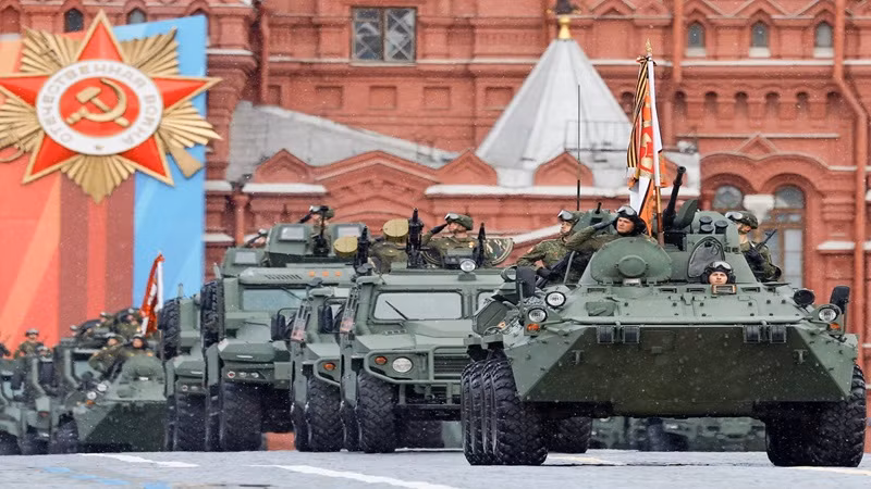 Российская бронетехника едет по Красной площади. Фото: Рейтер Российская бронетехника едет по Красной площади. Фото: Рейтер
