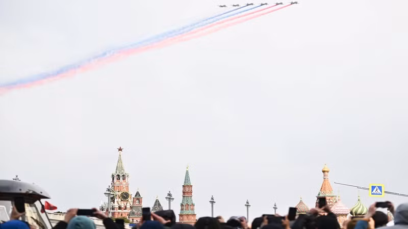 Штурмовики Су-25 пролетают над Красной площадью. Фото: РИА Новости Штурмовики Су-25 пролетают над Красной площадью. Фото: РИА Новости