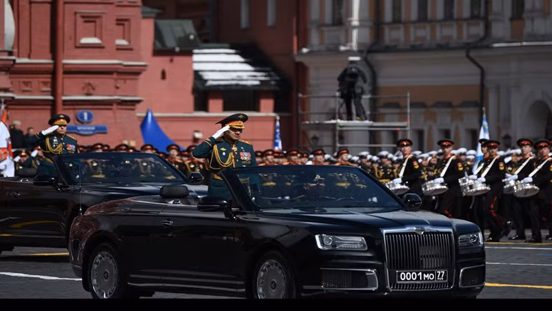 Исполняющий обязанности министра обороны Сергей Шойгу на военном параде. Фото: РИА Новости Исполняющий обязанности министра обороны Сергей Шойгу на военном параде. Фото: РИА Новости