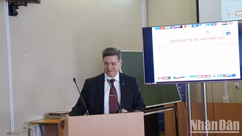 Директор Института Хо Ши Мина д.и.н., профессор СПбГУ В.Н. Колотов выступает на мероприятии. Фото: Суан Хынг Директор Института Хо Ши Мина д.и.н., профессор СПбГУ В.Н. Колотов выступает на мероприятии. Фото: Суан Хынг