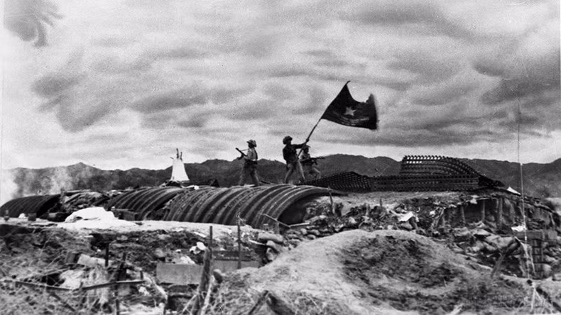 7 мая 1954 года вся группа опорных группировок противника в Дьенбьенфу была уничтожена нашими войсками, на крыше разгромленного бункера французского колониального генерала де Кастри развевался флаг с надписью «С решимостью сражаться, с решимостью одержать полную победу». Архивное фото: ВИА