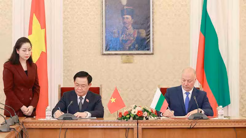Председатель НС Выонг Динь Хюэ и Председатель Народного собрания Болгарии Росен Желязков подписывают Меморандум о сотрудничестве. Фото: ВИА
