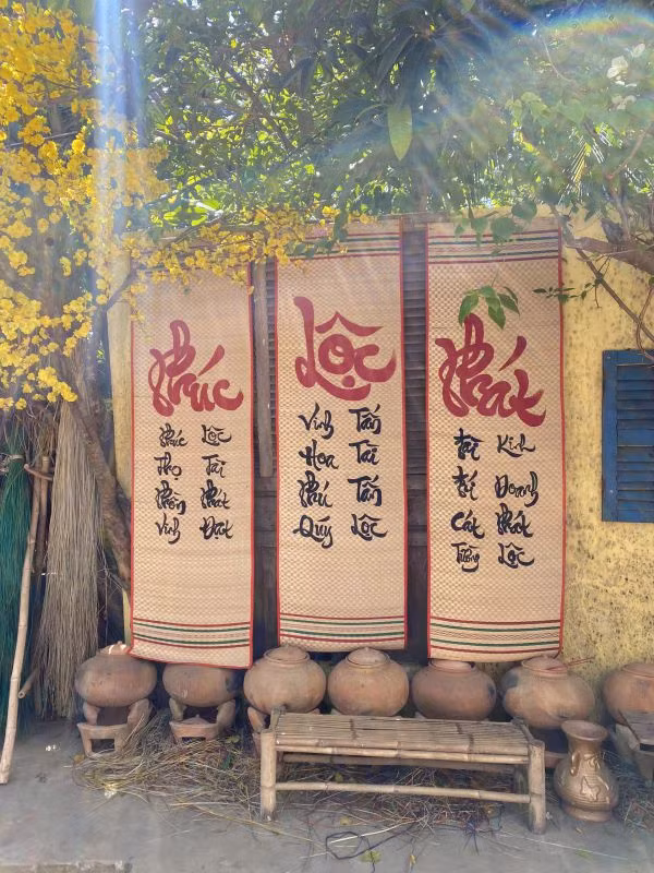 Циновки расписаны парными надписями «каудой». Фото: tourismcantho.vn Циновки расписаны парными надписями «каудой». Фото: tourismcantho.vn