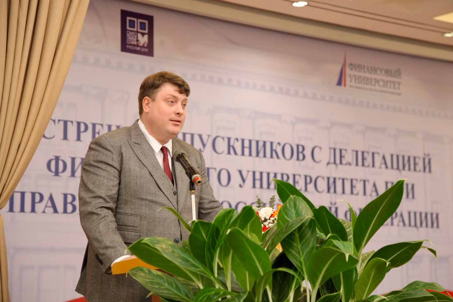 Директор Русского дома в Ханое Владимир Мурашкин выступает с речью.
