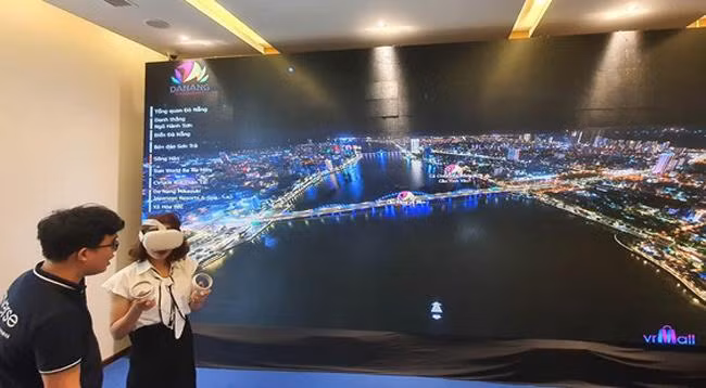 Посетитель программы осматривает город в цифровом пространстве. Фото: toquoc.vn Посетитель программы осматривает город в цифровом пространстве. Фото: toquoc.vn