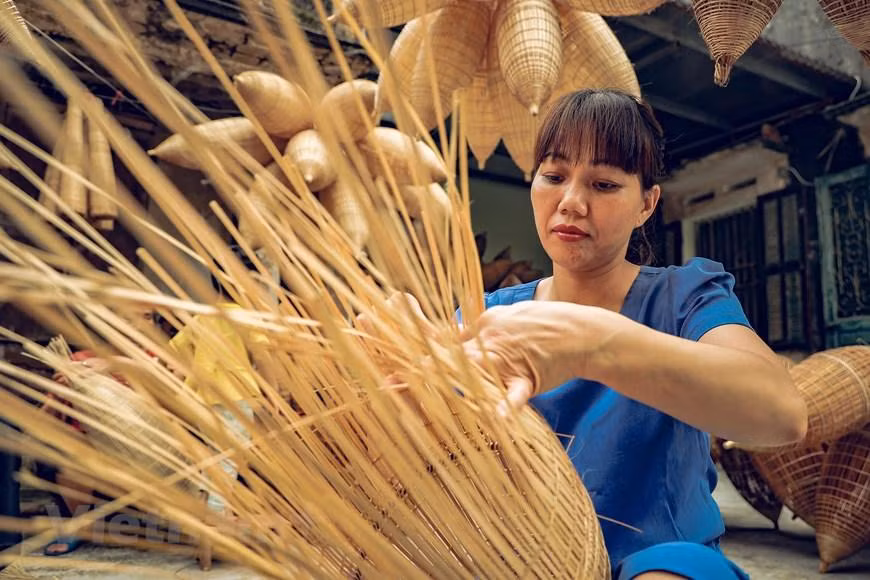 Местная крестьянка Нгот сказала, что в свободное время она частно занимается плетением «до». Это позволяет ей не только зарабатывать деньги, но и сохранять ее навыки. Местная крестьянка Нгот сказала, что в свободное время она частно занимается плетением «до». Это позволяет ей не только зарабатывать деньги, но и сохранять ее навыки.