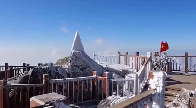 Лед и снег покрыли гору Фаншипан ảnh 1